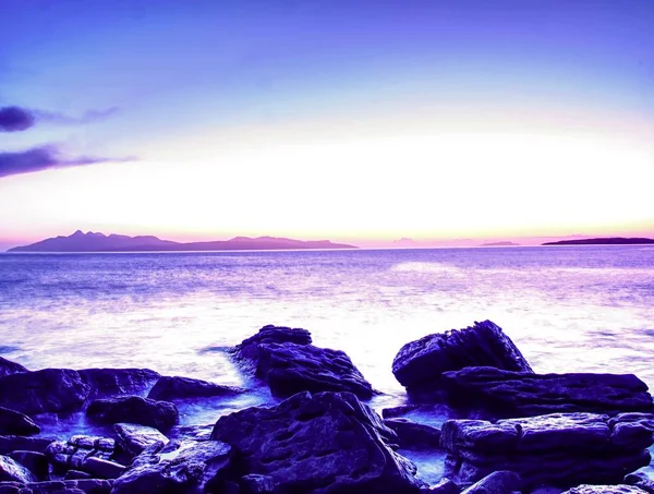 Costa rocosa en Elgol al atardecer con rocas agrietadas en detalle, Isla de Skye, Escocia. Sombras azules — Foto de Stock