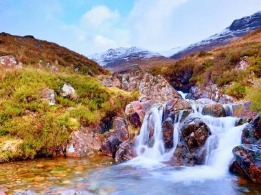 Kaba dağ dere dağlarda. Karlı bulutlar dağ konisi.