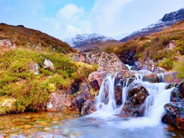Kaba dağ dere dağlarda. Karlı bulutlar dağ konisi.