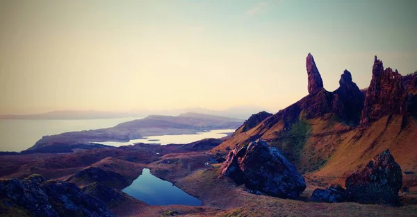 Διάσημο εκτίθενται πετρώματα γέροντας του Storr, Βόρεια hill στο Isle of Skye — Φωτογραφία Αρχείου