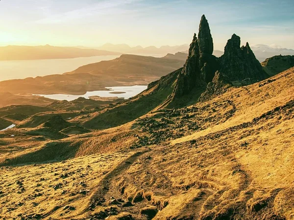 Famose rocce a vista Vecchio di Storr, collina nord dell'Isola di Skye — Foto Stock