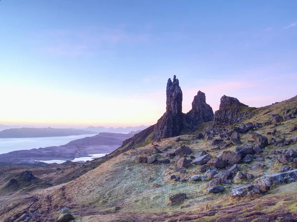Famosas rocas expuestas Viejo de Storr, colina norte en la Isla de Skye — Foto de Stock