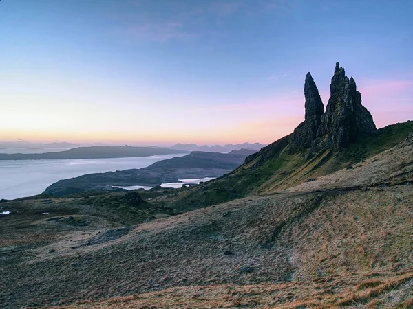 Viejo de Storr rocas con cielo despejado Isla de Skye Escocia, febrero por la mañana — Foto de Stock