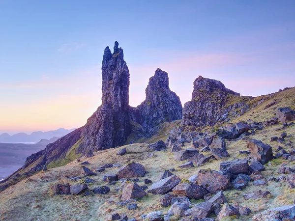 Viejo de Storr rocas con cielo despejado Isla de Skye Escocia, febrero por la mañana — Foto de Stock