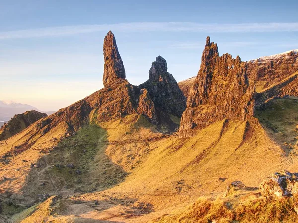 Vieil homme de Storr roches avec ciel clair Île de Skye Ecosse, Février matin — Photo