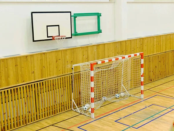 Placa de basquete e portão de futsal no ginásio da escola. Aquecimento central — Fotografia de Stock