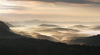 Sonbahar gündoğumu. İnversiyon hava içinde güzel bir dağlık manzara içinde derin orman. 