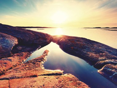 Pürüzsüz Granit kayalar arasında deniz iyi akşamlar. Sakin sakin su ile huzurlu arka plan.