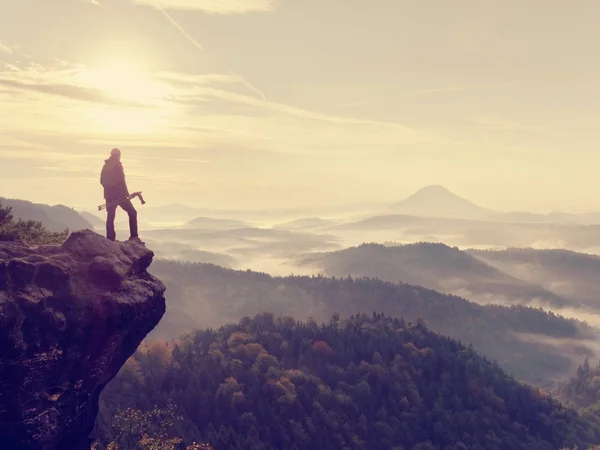 El fotógrafo mira el paisaje y escucha el silencio. Hombre preparar la cámara para tomar fotos —  Fotos de Stock