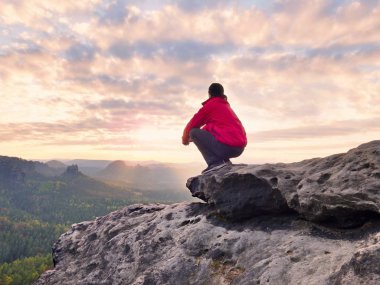 Yalnız turist kap ve sportif açık giysiler ile stand Milli Parkı vadiye izlerken uçurumun kenarında