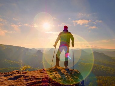 Zor sınavı. Gezi adam turist dizlik giyen adam yürüyen againts koltuk değneği açık havada uzun yürüyüş
