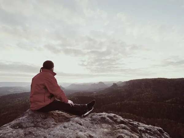 등산객 정상에 휴식을 남자는 우는을 계곡에 하늘에 빛나는 — 스톡 사진