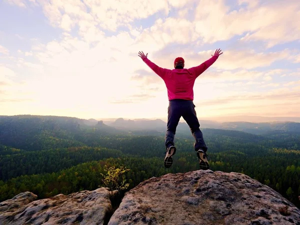 Adam tehlikeli kenarına atlama. Adam atlamak. Genç adam renkli gökyüzü arka plan üzerinde düşme.