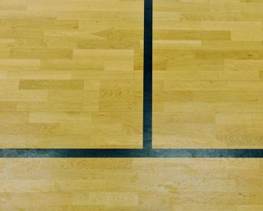 Spor salonu ahşap zemin siyah kırmızı çizgiler işaretleme yıpranmış. 