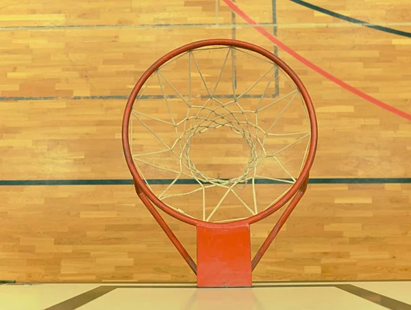 Vista attraverso il cerchio da basket. Guardando al pavimento attraverso la rete bianca dall'alto — Foto Stock
