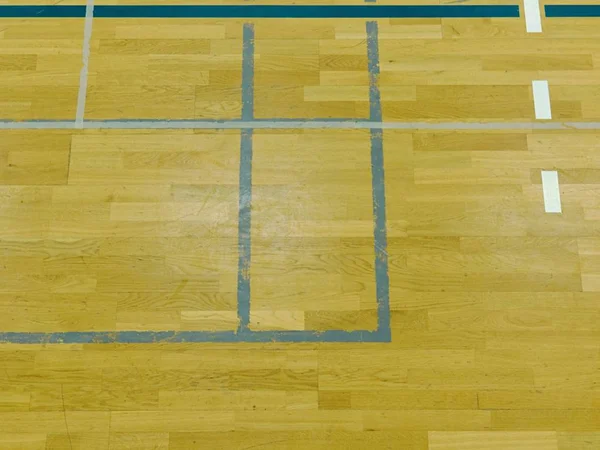 Renouvellement plancher en bois de salle de sport avec des lignes de marquage colorées et nouvelle surface laquée . — Photo