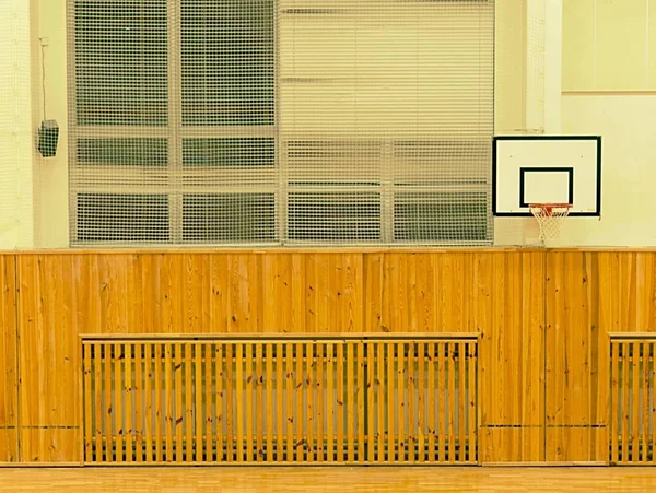 Basket ball hoepel op de muur. De sportieve hal van de school — Stockfoto
