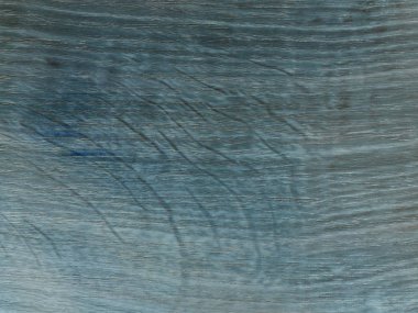 Eski masa üstü lekeli lacivert tonları ile yıpranmış. İnce yapısı kiraz ahşap s