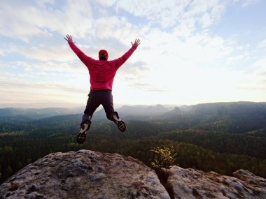 Deli adam. Uzun yürüyüşe çıkan kimse üzerinde kayalık tepe atlıyor. Rocky Dağları'nda harika ruh hali,