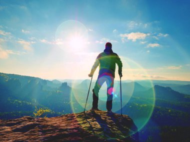 Fiyatı acıyor diz ile. Birleşim Immobilizer bacağından adamla kal Zirvesi ve zam tıp koltuk değneği üzerinde 