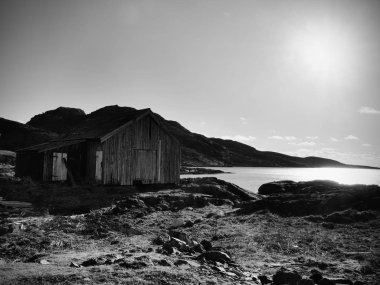 Güzel manzarası kayalık sahil şeridi boyunca geleneksel evleri ile Norveç koyunda. Bahar Norveç. 