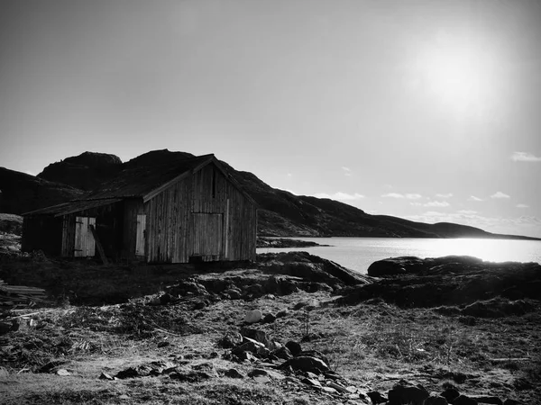 Bela vista sobre a baía norwegian com casas tradicionais ao longo da costa rochosa. Primavera Noruega . — Fotografia de Stock