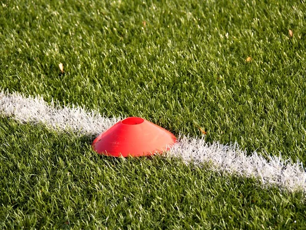 Segno di allenamento nel campo da calcio. segni linea bianca dipinta su sfondo tappeto erboso verde artificiale — Foto Stock