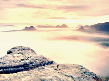 Sonbahar sabahı, derin vadi hafif sis tam maruz rock üzerinde görüntüleyin. Daybreak içinde rüya gibi puslu manzara