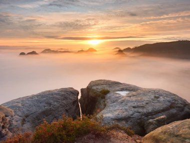 Sonbahar erken sabah Vadisi Saksonya'nın İsviçre düşmeye kumtaşı kayaların üzerinden görüntüleyin. Kumtaşı zirveleri