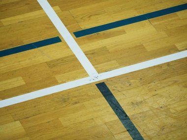 Ahşap zemin basketbol sahası. Güçlü yıldırım, sratches ile spor salonu