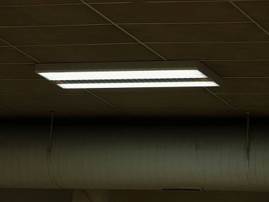Floresan ışıkları bir ofis binası içinde satır. Tavan ve ofis aydınlatma