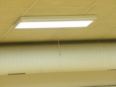 Floresan ışıkları bir ofis binası içinde satır. Tavan ve ofis aydınlatma