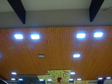 Ahşap tavan aydınlatma panelleri ile. Floresan lambalar modern tavan.