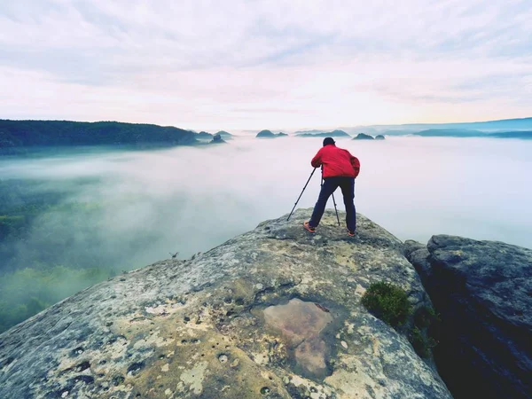 Fotokunstner i arbeid. Fotograf i fjellet. Reisende tar bilder av majestetiske landskap , – stockfoto