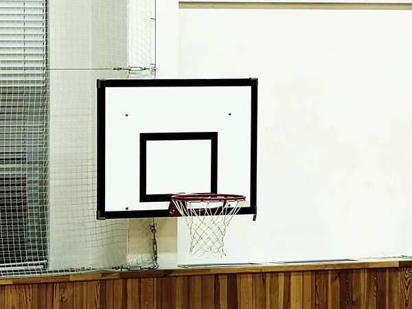학교 체육관에서 농구 후프와 빌보드 스포츠 — 스톡 사진