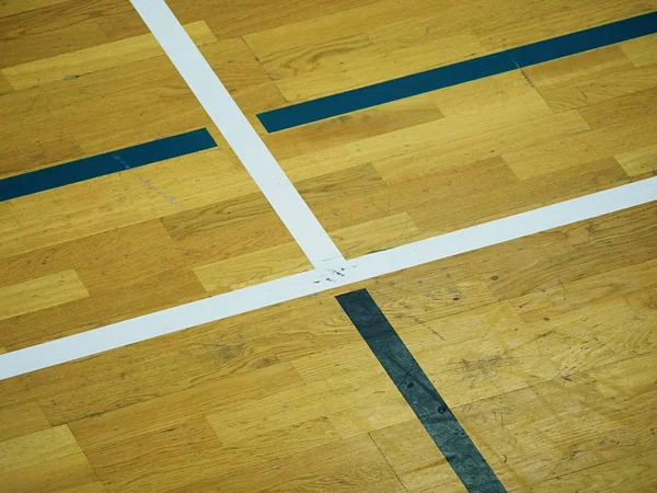 Piso de madeira Basketball Court. Salão desportivo com forte relâmpago, catracas — Fotografia de Stock
