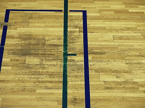 Schulsporthalle. Detail der Markierungen auf dem Fußboden — Stockfoto
