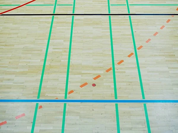 Σχολή γυμναστήριο πάτωμα. Ξύλινο πάτωμα του sports hall με πολύχρωμες γραμμές — Φωτογραφία Αρχείου