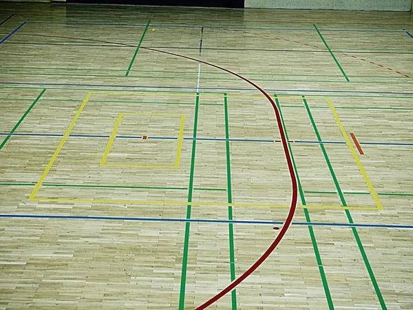 Sala de sport podea din lemn cu linii de teren de joacă, parchet din lemn de esență tare în teren școlar . — Fotografie, imagine de stoc