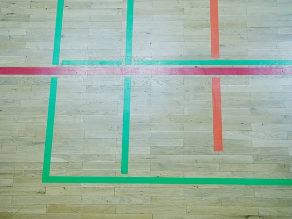 Зеленые тени сияющего пола спортивного зала с разметкой линий — стоковое фото