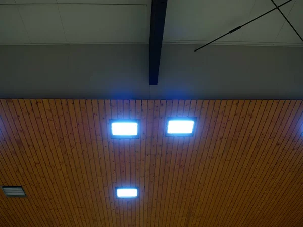 Dřevěný strop s panely. Zářivky na moderní strop. — Stock fotografie