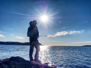 Balıkçı siluet satır balıkçılık ve yem çubuk üzerinde iterek günbatımı balıkçı Check
