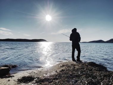 Balıkçı siluet satır balıkçılık ve yem çubuk üzerinde iterek günbatımı balıkçı Check