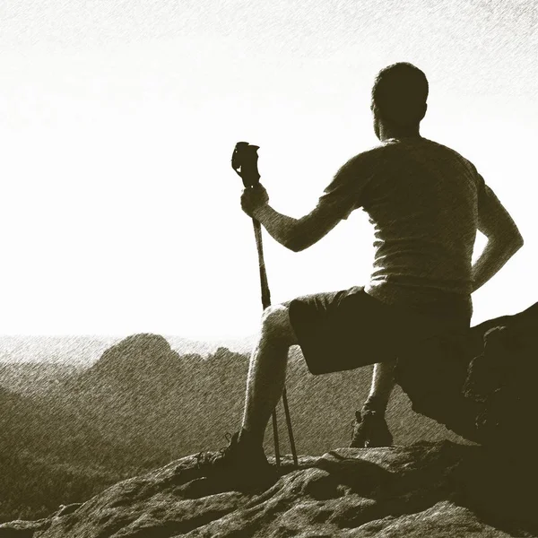 Técnica litográfica. Homem na natureza. Caminhante no ponto de vista rochoso acima do vale nebuloso — Fotografia de Stock