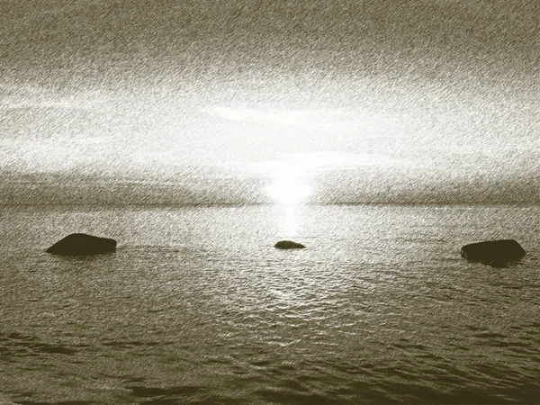 Llithographische Technik. Steine ragen aus dem glatten, welligen Meer. weiter Horizont — Stockfoto