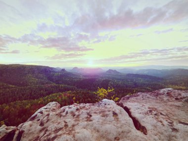Sisli vadinin sabah görünüme kumtaşı uçuruma. Kumtaşı doruklarına sisli bulutu arttı