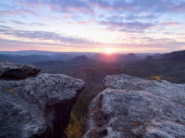 Sisli vadinin sabah görünüme kumtaşı uçuruma. Kumtaşı doruklarına sisli bulutu arttı