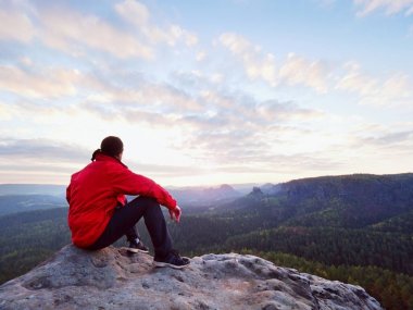 Uzun yürüyüşe çıkan kimse bir dinlenme dağ tepe üzerinde çıkart. Adam zirvesinde, feryat sonbahar Vadisi yatıyordu. Parlak sabah güneş gökyüzünde parlıyor. 
