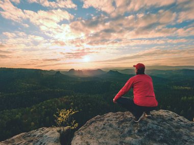 Uzun yürüyüşe çıkan kimse bir dinlenme dağ tepe üzerinde çıkart. Adam zirvesinde, feryat sonbahar Vadisi yatıyordu. Parlak sabah güneş gökyüzünde parlıyor. 