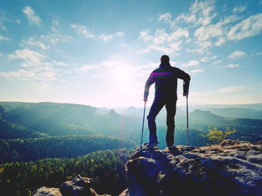 Engelli adam kenarında ön kol koltuk değneği ile. Sargı koltuk değneği ile bacak zarar